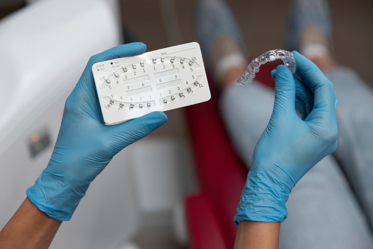 Invisalign (Şeffaf Plak) Tedavisi Hangi Diş Problemleri İçin Uygundur?